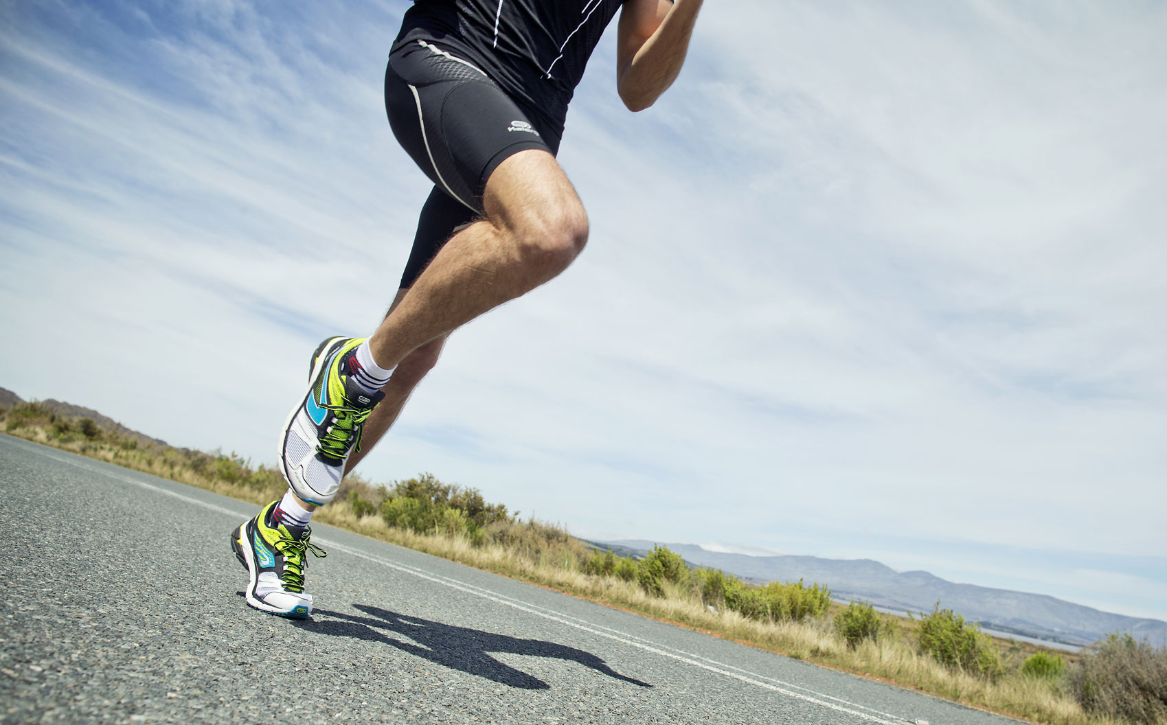 Muốn là người sành điệu, đừng đi giày đen mà mang tất trắng