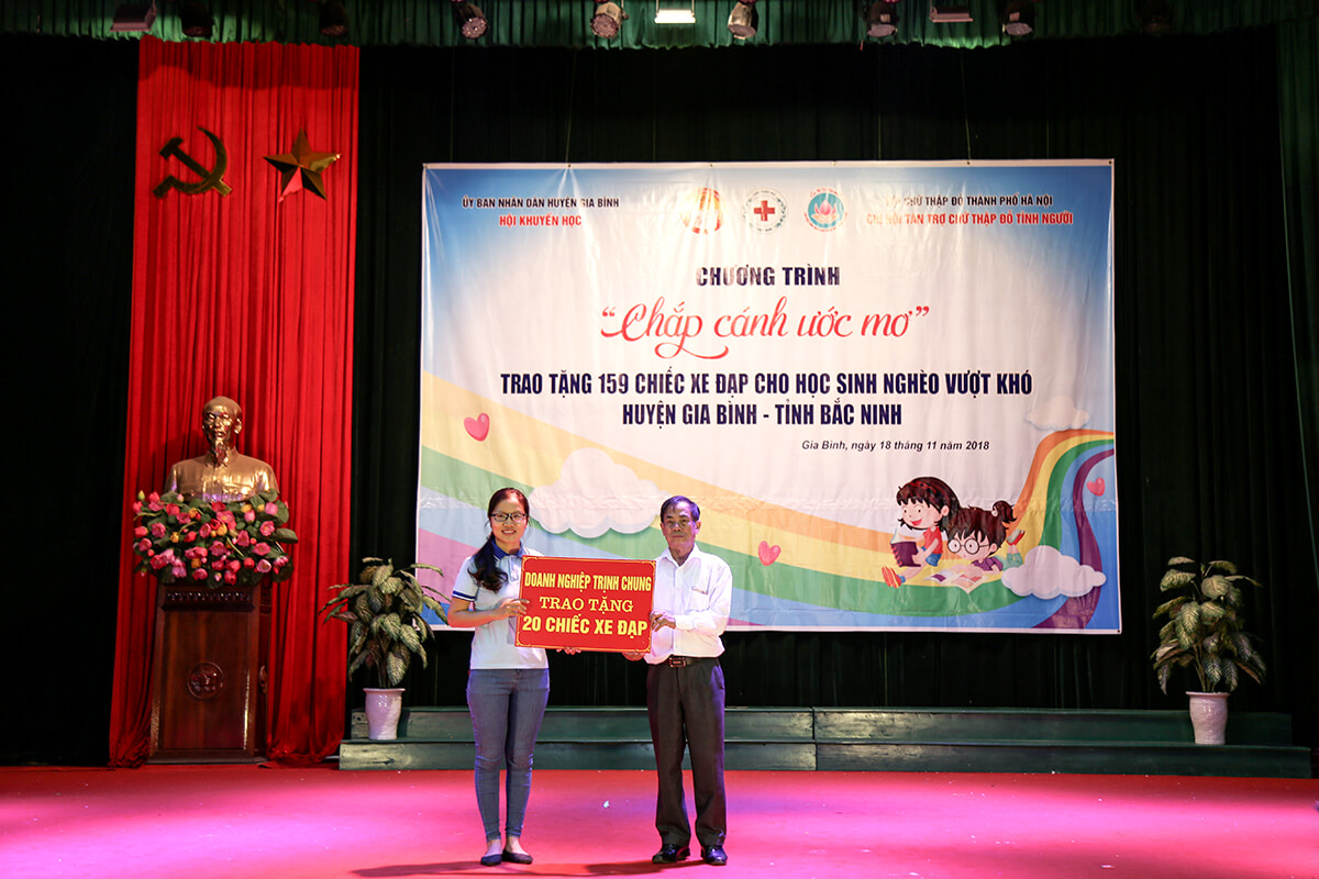 Doanh nghiệp Trịnh Chung chắp cánh ước mơ cho trẻ em nghèo đến trường tại huyện Gia Bình