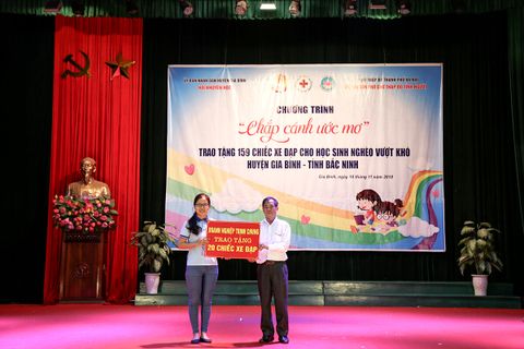 Doanh nghiệp Trịnh Chung chắp cánh ước mơ cho trẻ em nghèo đến trường tại huyện Gia Bình