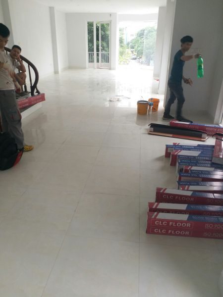cach-lot-san-nhua-gia-go-5_grande kiểm tra bề mặt sàn nhà