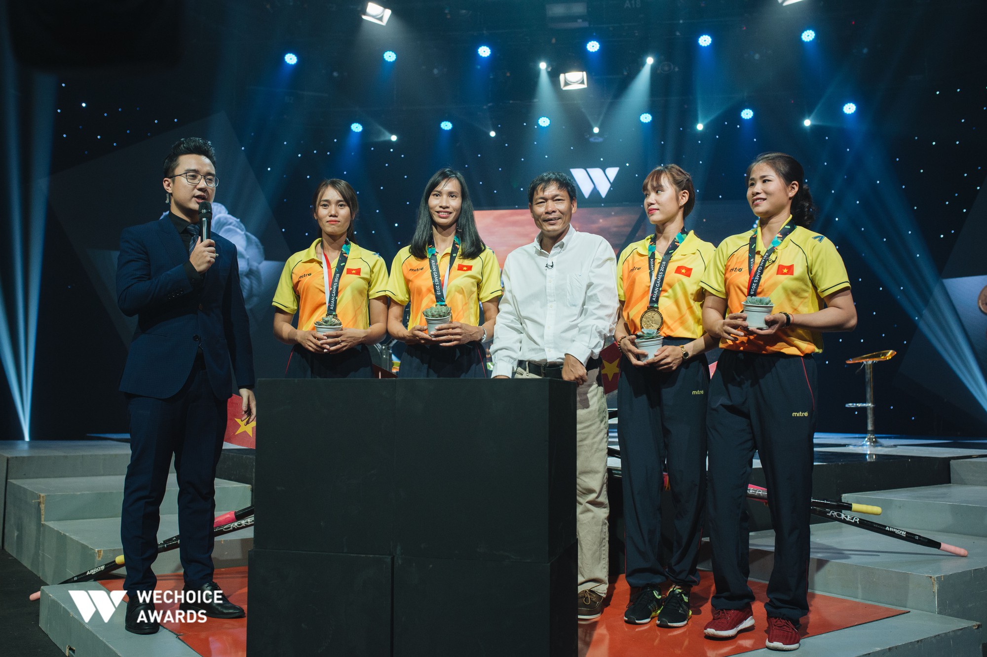 Hành trình truyền cảm hứng WeChoice Awards tháng 10: Vì mỗi người phụ nữ đều là một đóa hoa!