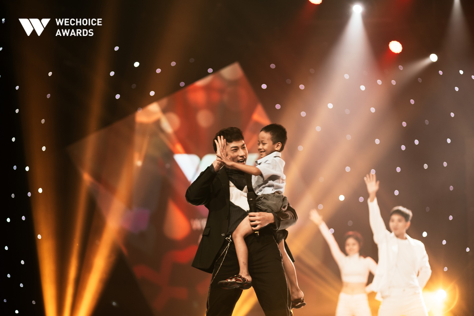 Hành trình truyền cảm hứng WeChoice Awards tháng 11: Phía trước bình minh là hy vọng!