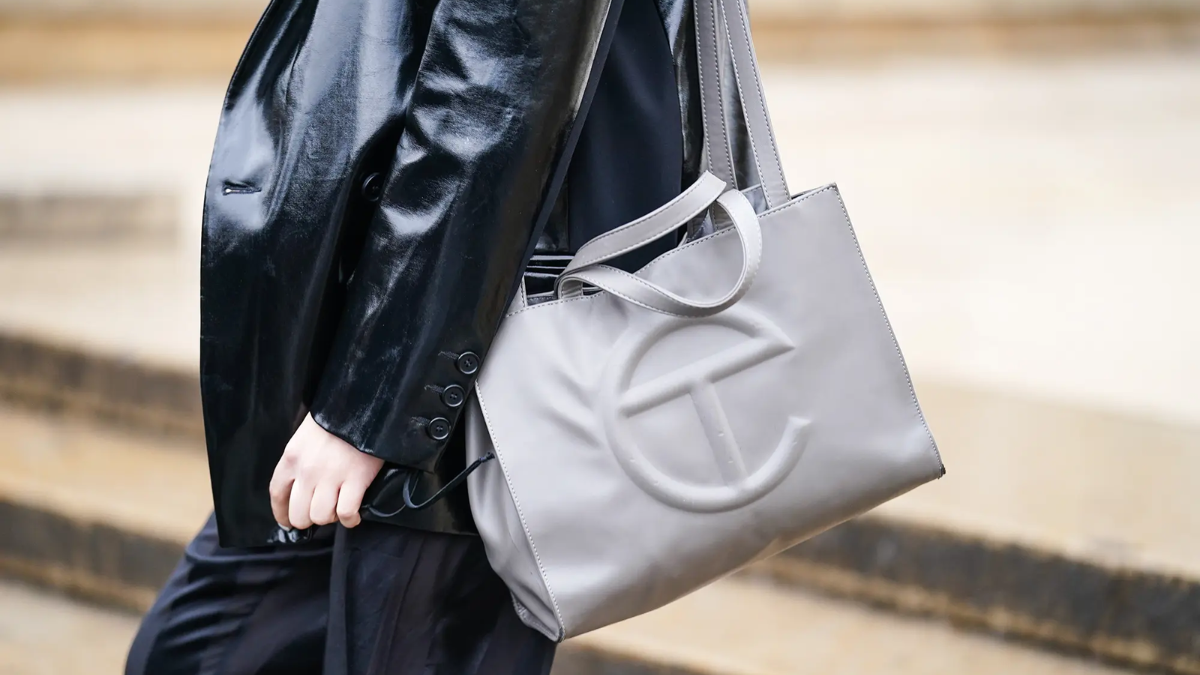 Túi Telfar là gì? Giải mã sức hút của những chiếc túi shopping bag này Hinh anh 2: Tui Telfar la gi? Giai ma suc hut cua nhung chiec tui shopping bag nay