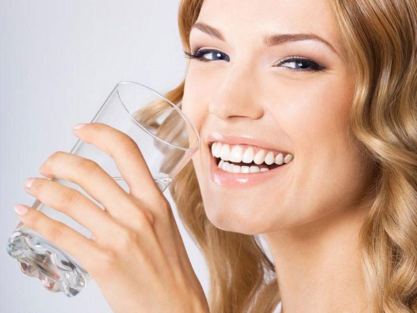 Uống 2l nước mỗi ngày để ngăn trĩ