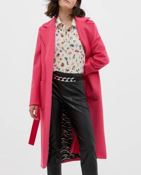 Quần da bóng phối đồ với áo măng tô nữ