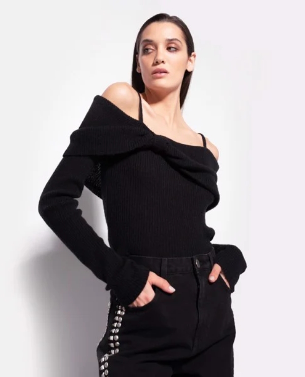 Mẫu áo trễ vai dệt kim tay dài Sunrise của Maison