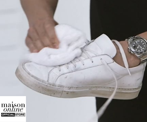 Đọc kỹ hướng dẫn vệ sinh giày của nhà sản xuất để tránh hư hại cho giày