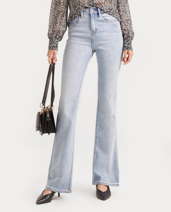 Quần ống loe cho người có dáng đồng hồ cát