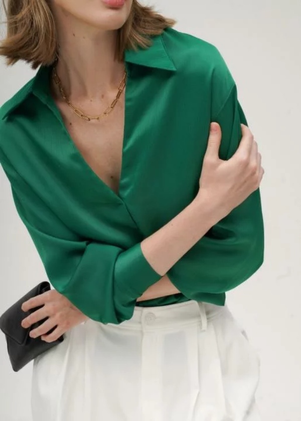 Áo sơ mi cổ V cho người có dáng đồng hồ cát