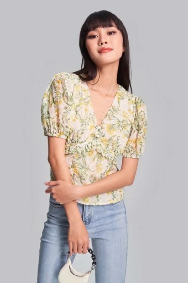 Áo cổ V làm nổi bật nên dáng người đồng hồ cát