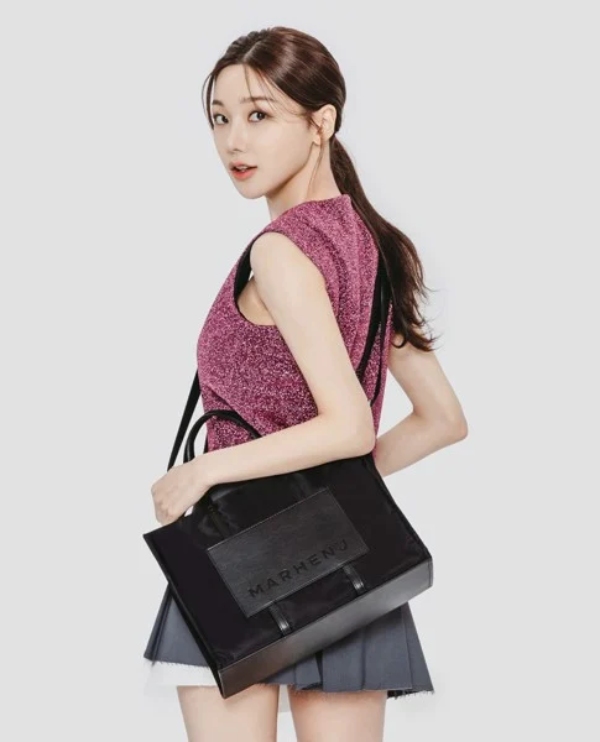 Những cách phối đồ với túi tote theo phong cách năng động