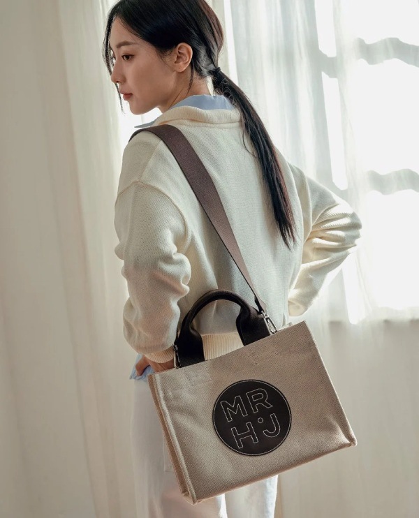 Những cách phối đồ với túi tote theo phong cách nhẹ nhàng