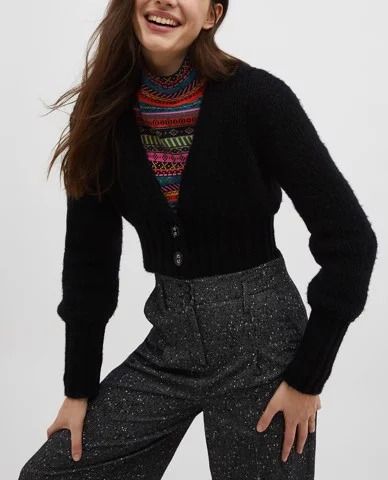 Áo len cổ lọ hoạ tiết nổi bật với cardigan Max&Co.