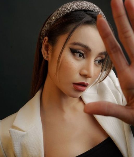 Phối băng đô to bản Y2K với áo vest sẽ trông rất sang trọng