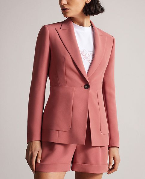 Chọn áo blazer phù hợp, vừa vặn