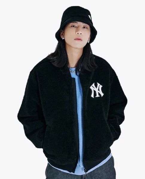 Áo phông phối với áo bomber