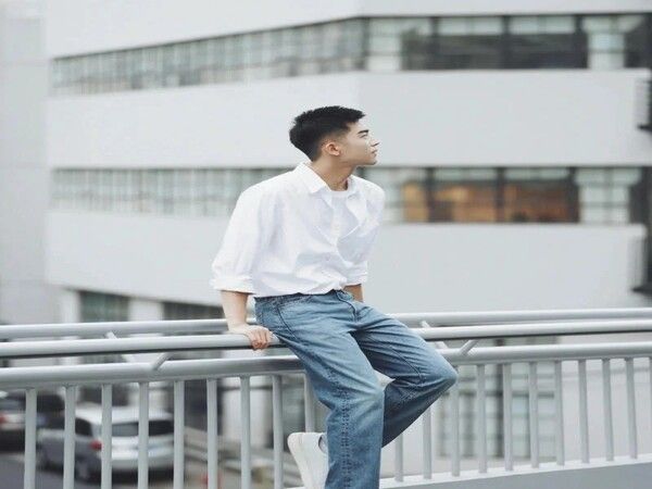 Quần jeans ống rộng nam phối với áo sơ mi cổ đức trắng