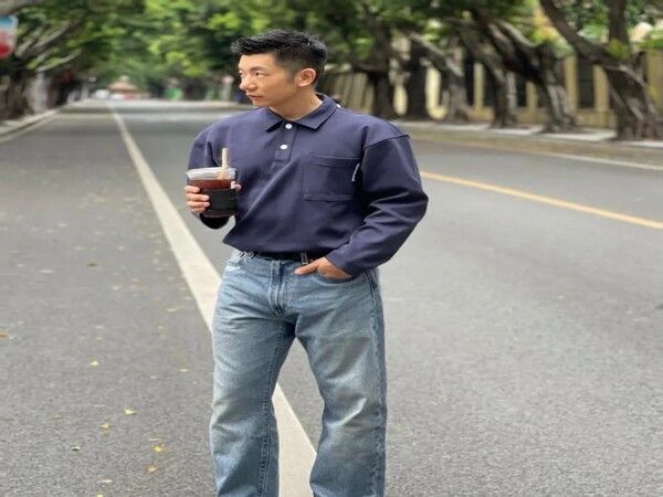 Quần jeans ống rộng nam phối cùng áo polo đơn giản