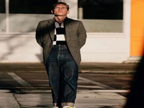 Phối quần jeans ống rộng mặc với áo vest retro