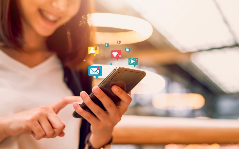 Theo dõi các trang mạng xã hội