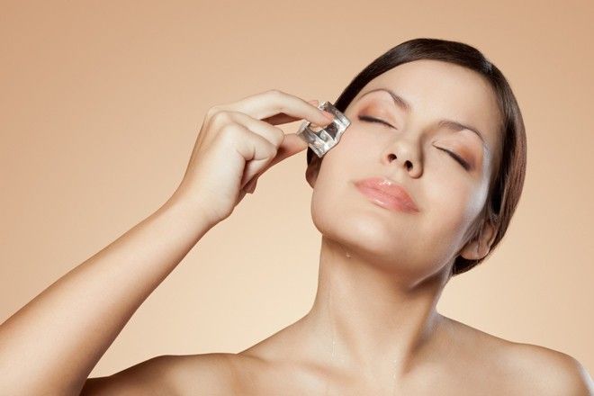 Massage mặt với Đá Lạnh (Ice Cube Facial Massage)