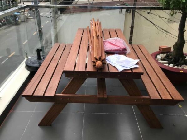 Bộ bàn ghế gỗ thông giá rẻ cho không gian sân vườn