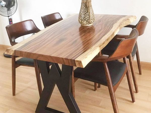 Bộ bàn ghế gỗ me tây ép kính mang đầy tính nghệ thuật