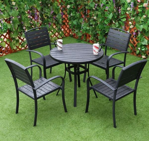 Ghế cafe ngoài trời với kiểu dáng tay tròn đen mang phong cách cá tính riêng