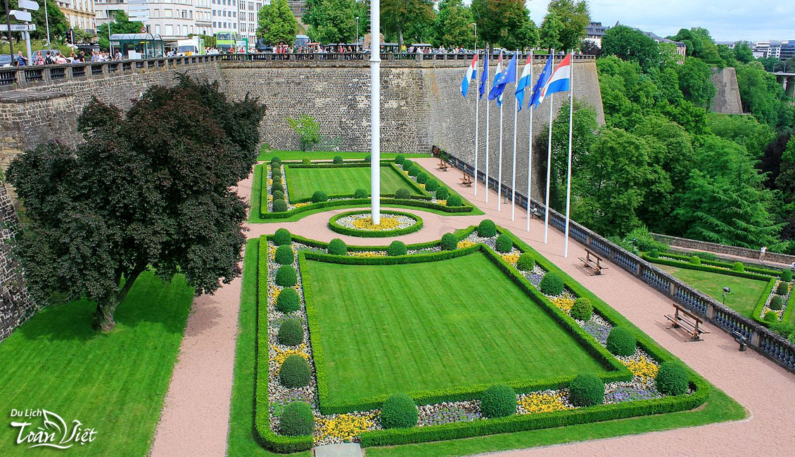 Tour du lịch châu Âu quảng trường hiến pháp Luxembourg