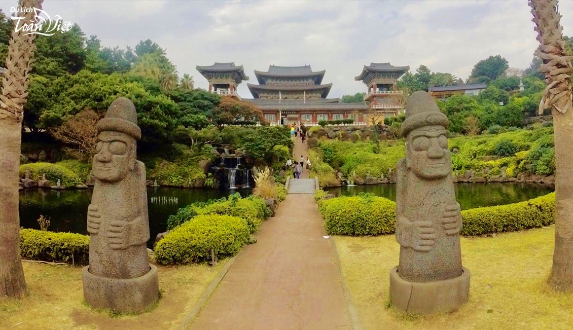 Du lịch Hàn Quốc đảo Jeju tham quan chùa Dược Tuyền