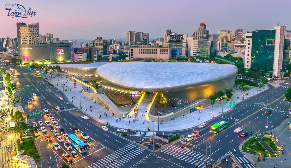 Du lịch Hàn Quốc trung tâm mua sắm Dongdaemun 