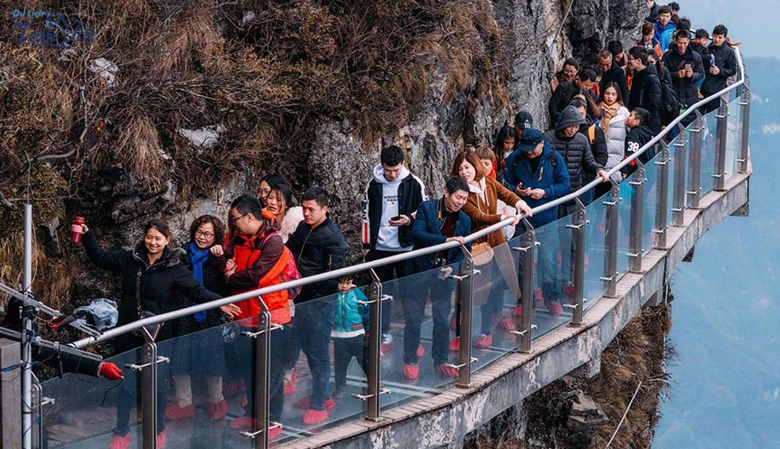 Du lịch Trung Quốc Trương Gia Giới Phượng Hoàng Cổ Trấn trải nghiệm con đường vách đá Sky Walk 