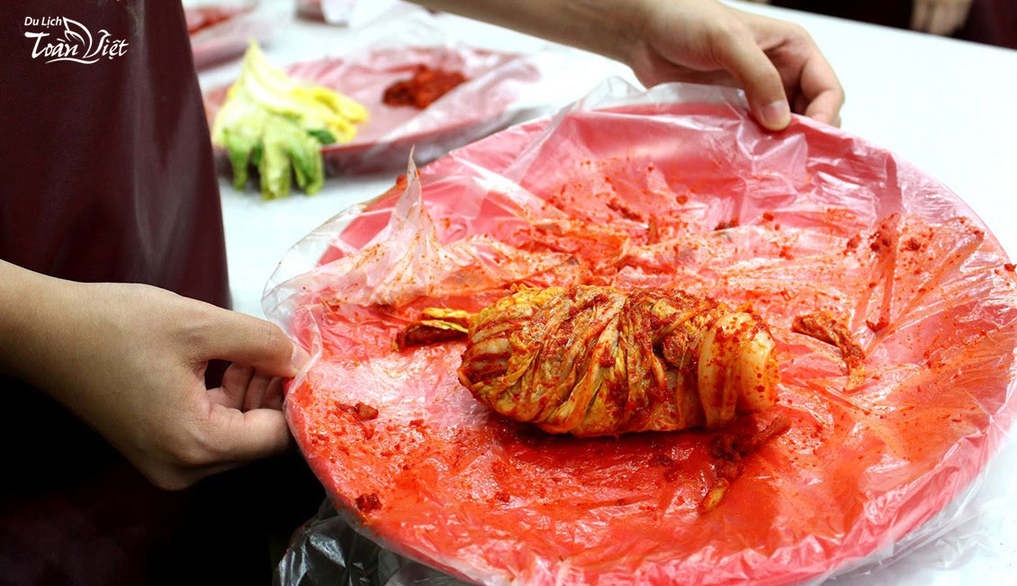 Du lịch Hàn Quốc trải nghiệm làm kimchi