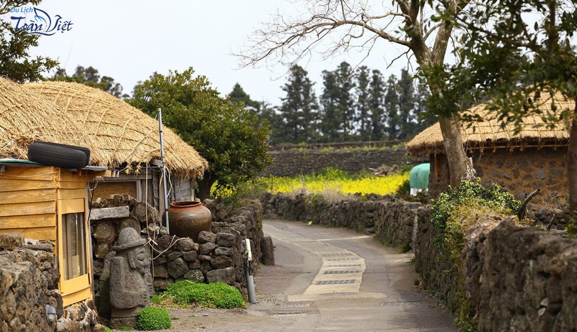 Du lịch Hàn Quốc đảo Jeju tham quan làng dân tộc Seongeup
