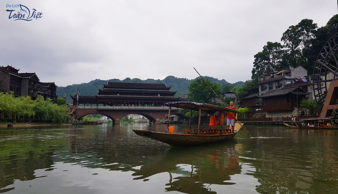 Du lịch Trung Quốc Trương Gia Giới Phượng Hoàng Cổ Trấn ngồi thuyền tả ngạn Đà Giang