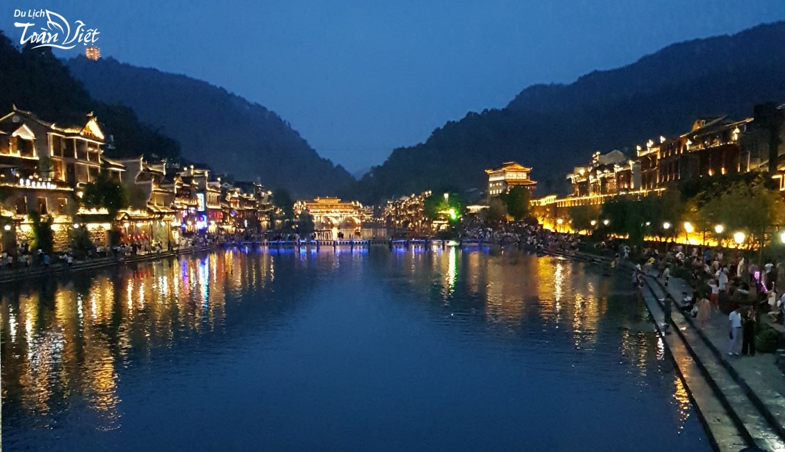 Du lịch Trung Quốc Trương Gia Giới Phượng Hoàng Cổ Trấn ngắm nhìn vẻ đẹp lung linh của trấn cổ khi về đêm