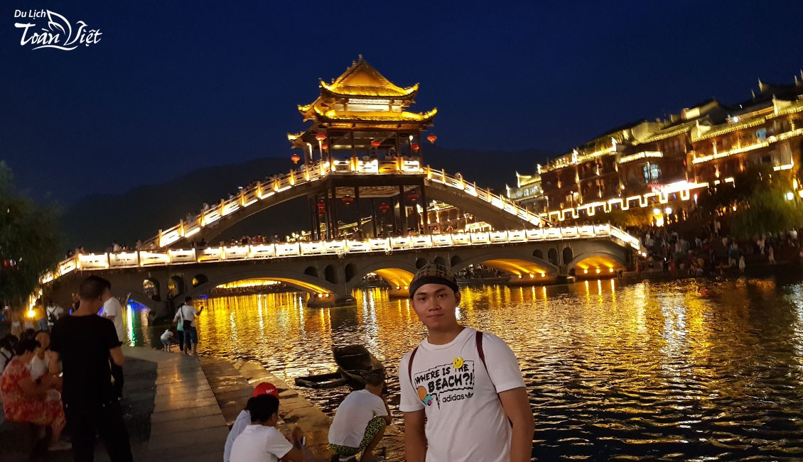 Du lịch Trung Quốc Trương Gia Giới Phượng Hoàng Cổ Trấn về đêm đẹp lung linh