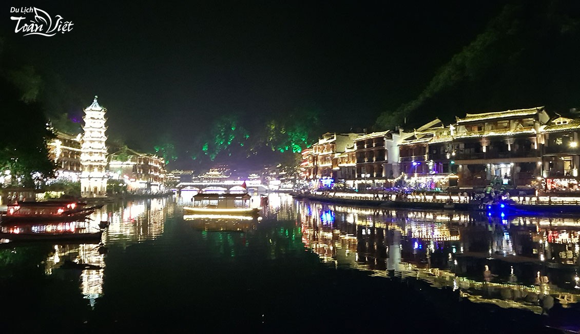 Du lịch Trung Quốc Trương Gia Giới Phượng Hoàng Cổ Trấn ngắm nhìn vẻ đẹp lung linh của trấn cổ khi về đêm