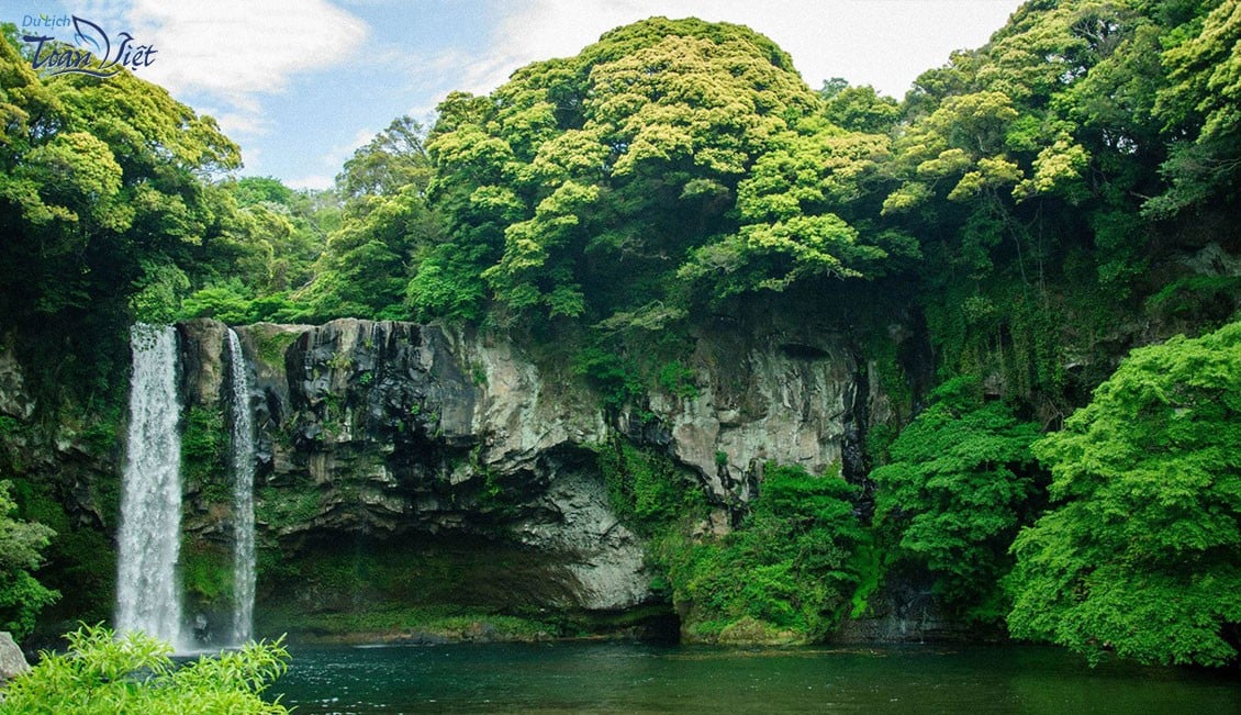 Du lịch Hàn Quốc đảo Jeju tham quan thác nước Cheonjiyeon