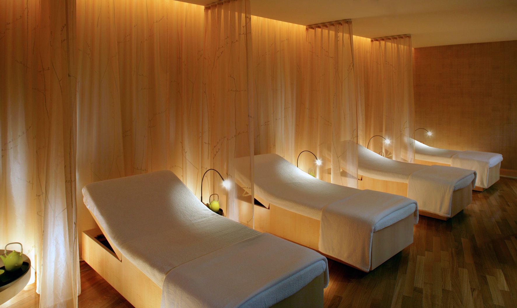 LẮP SÀN GỖ CÔNG NGHIỆP CHO SPA LÀM ĐẸP