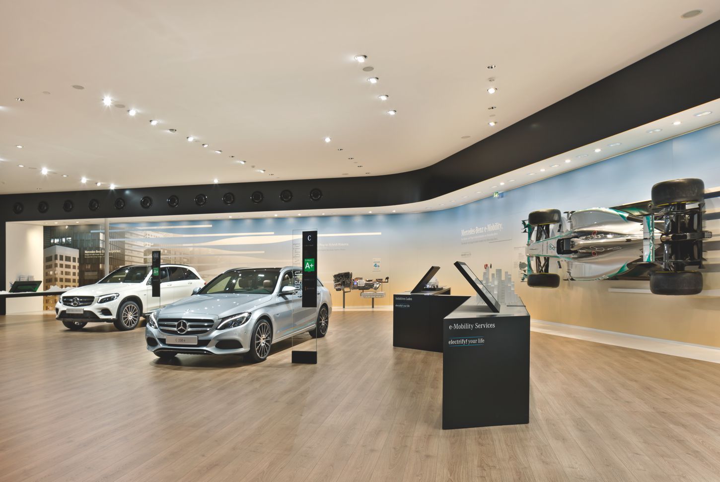 LẮP SÀN GỖ CÔNG NGHIỆP CHO SHOWROOM XE Ô TÔ