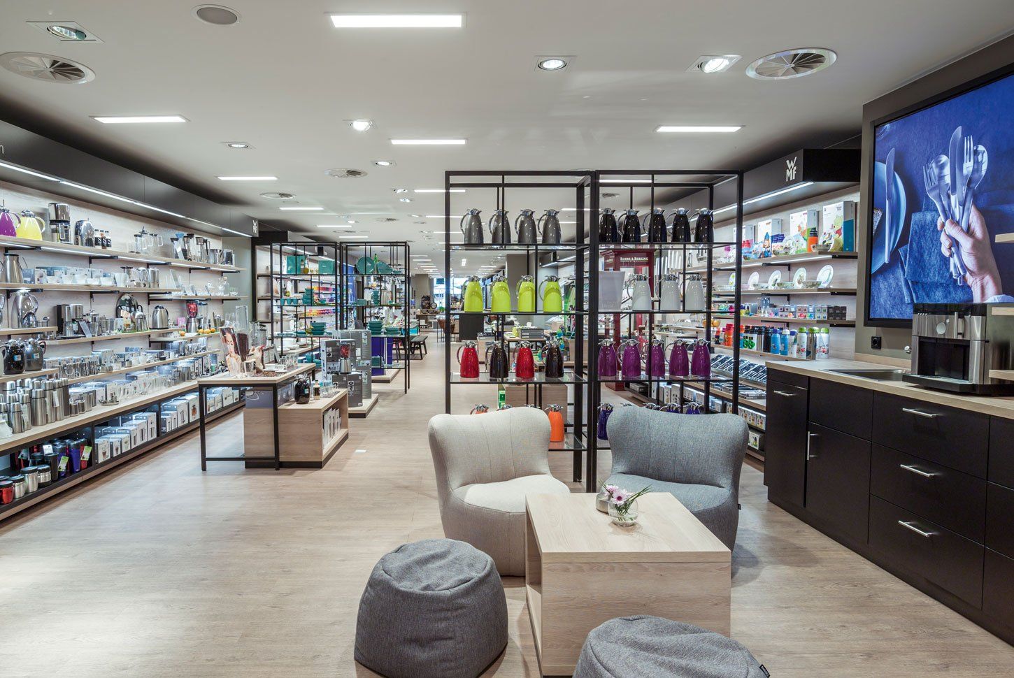 LẮP ĐẶT SÀN GỖ CÔNG NGHIỆP CHO SHOP THƯƠNG MẠI