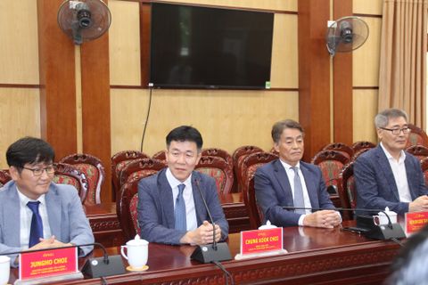 Thanh Hoa PPC Chairman receiving NS2PC CEO