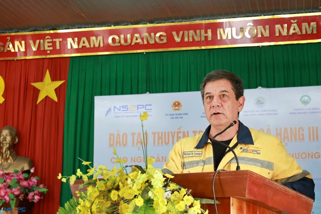 Nghi Son Fishermen Join Hands with the Government to Remove the EU