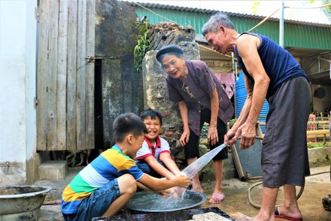 Xóm làng hân hoan khi nước sạch về nhà