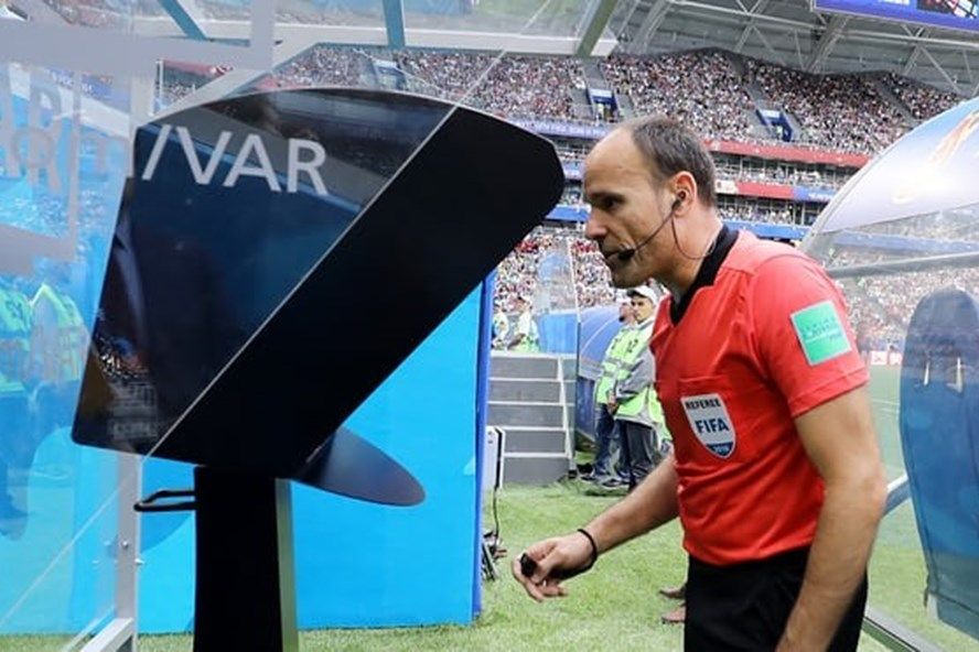 VAR là gì? VAR hoạt động như thế nào?