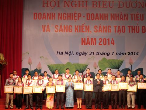Chủ tịch – Tổng Giám Đốc Phí Ngọc Chung đón nhận Bằng khen của Thành phố Hà Nội
