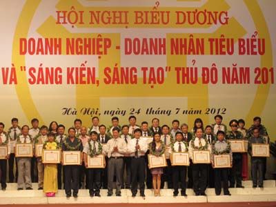 Chủ tịch  - Tổng Giám đốc Phí Ngọc Chung nhận bằng khen của UBND Thành phố Hà Nội