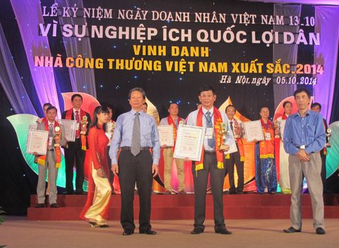 Chủ tịch – Tổng Giám Đốc Phí Ngọc Chung nhận danh nhiệu Nhà Công Thương xuất sắc 2014