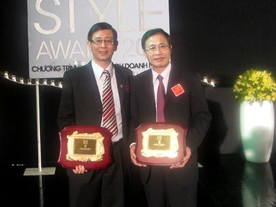 Tổng Giám đốc Phí Ngọc Chung nhận giải thưởng “Top 100 Phong cách doanh nhân năm 2011 - Mark of Respect”